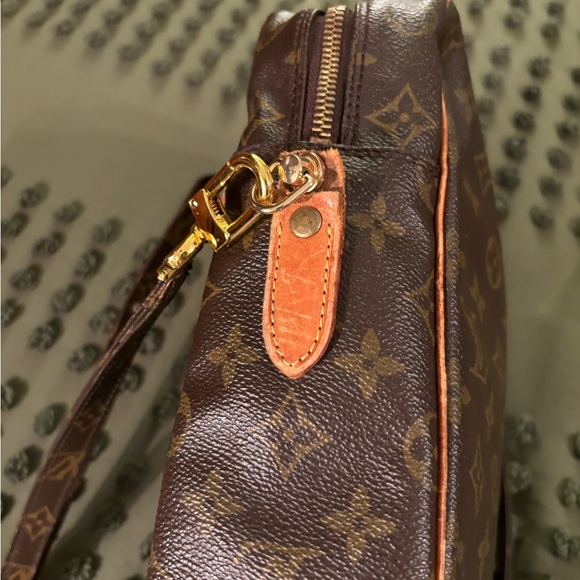 Louis Vuitton Dunube Crossbody - Picture 4 of 14